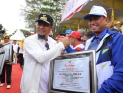 Pembukaan Porseni VI PGRI Sulsel, Amran Mahmud Terima Penghargaan Jasa dan Dukungan Kepada Guru