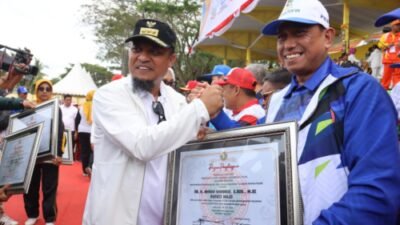 Pembukaan Porseni VI PGRI Sulsel, Amran Mahmud Terima Penghargaan Jasa dan Dukungan Kepada Guru