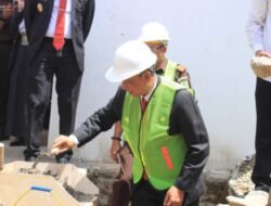 Peletakan Batu Pertama Pembangunan Renovasi Gedung Kantor Kejari Wajo, Ramdoni Harap Selesai Tepat Waktu