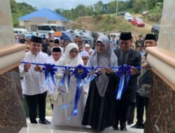 Resmikan Gedung Asrama Zam-Zam Pondok Tahfidz Imam Ahmad, Amran Mahmud dan H. Husain Tandatangani Prasasti