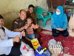 Kajari Asahan dan Kepala Dinas P2KBP3A Berikan Makanan Tambahan Untuk Anak Stunting