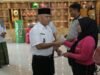 Asisten Perekonomian dan Pembangunan Serahkan Buku Tabungan Dana Pinjaman Bergulir