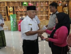 Asisten Perekonomian dan Pembangunan Serahkan Buku Tabungan Dana Pinjaman Bergulir