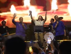 Hibur Masyarakat Wajo, Duo Amran Duet D’Masiv Nyanyikan Lagu Jangan Menyerah