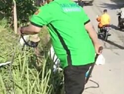 Bersihkan Jalan, Lurah Mugirejo Gotong Royong Bersama Warga