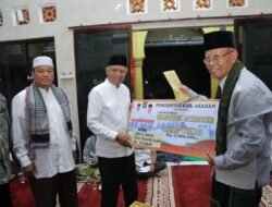 Safari Ramadhan di Masjid Al-Ikhlas Desa Tanjung Alam, Bupati Asahan Serahkan Bantuan Uang Kepada Ketua BKM