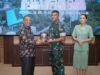 Bupati Serahkan Plakat Kepada Danrem 022/Pantai Timur