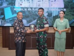 Bupati Serahkan Plakat Kepada Danrem 022/Pantai Timur