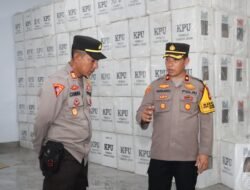Personil Polres Wajo Pengamanan Pembukaan Container Box Dokumen Hasil Rekapitulasi Perolehan Suara Pemilu 2024