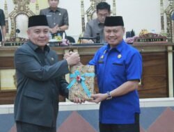 Hadiri Paripurna DPRD, Pj Bupati Wajo Sebut Pertumbuhan Ekonomi Jadi Perhatian Serius