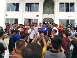 Tuntut Perbaikan Jalan, Warga Kecamatan Air Joman Demo Kantor Bupati Asahan