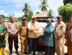 Tinjau Titik Banjir di Awota, Pj Bupati Wajo Serahkan Bantuan