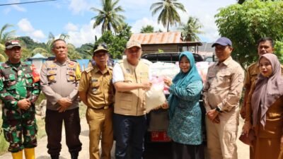 Tinjau Titik Banjir di Awota, Pj Bupati Wajo Serahkan Bantuan