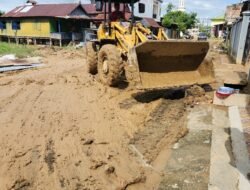 Loader KKW Kolaka Utara Full Pembersihan Pasca Banjir di Siwa, Pemkab Wajo Ucapkan Terima Kasih