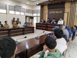 Kecewa Dengan Hasil Pembangunan Sport Area, Warga Tanasitolo Unjuk Rasa di Kantor DPRD Wajo