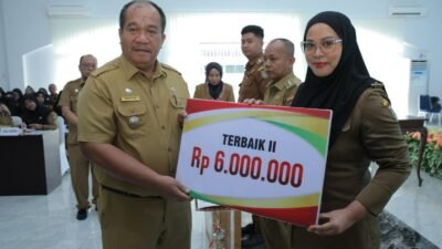 Bupati Asahan Berikan Penghargaan Kepada Lurah