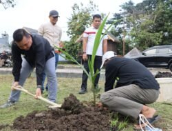 Andi Bataralifu Tanam Pohon Kelapa Bido di Kawasan Wisata Rumah Adat Atakkae