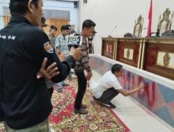 Mahasiswa Segel Ruangan Paripurna DPRD Wajo