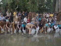 Wakil Bupati Asahan Tabur Benih Bibit Ikan Di Teluk Dalam