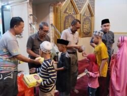 Berbagi Berkah di Hari Asyura, Pengurus Masjid At-taubah Pasar Sentral Santuni 100 Anak Yatim Piatu