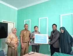 Peduli Pada Siswa Berprestasi, Ketua IKA SMANPIT Serahkan Beasiswa Pendidikan