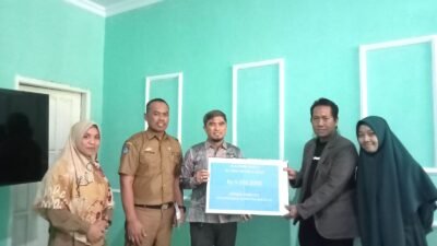 Peduli Pada Siswa Berprestasi, Ketua IKA SMANPIT Serahkan Beasiswa Pendidikan