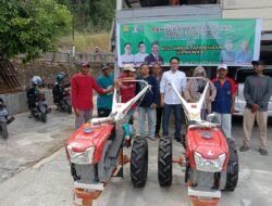 HIPMI Wajo Serahkan Hand Traktor Bantuan Menteri Pertanian Kepada 2 Kelompok Tani