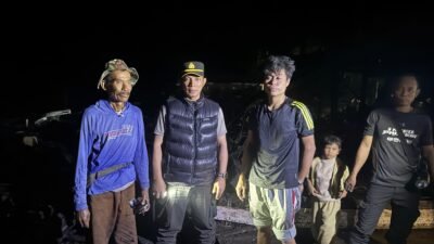 Datangi TKP Kebakaran, Kapolsek Tempe Bantu Petugas Pemadam Kebakaran Dan Masyarakat