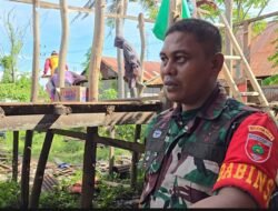 Berbaur Dengan Warga, Babinsa Desa Lowa Bantu Bongkar Rumah Tak Layak Huni