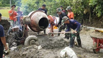 Satgas TMMD ke-124 Kodim 1406/Wajo Lanjutkan Pembangunan Talud di Hari ke-13, Dipimpin Letda Arh Abdul Azis
