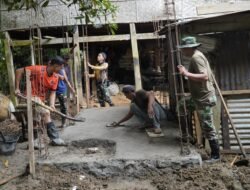 Wujudkan Lingkungan Sehat, Personel Satgas TMMD ke-124 Kodim 1406/Wajo Tetap Semangat Bangun MCK di Tengah Cuaca Mendung