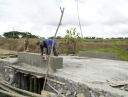 Personel Satgas TMMD ke-124 Kodim 1406/Wajo Rampungkan Pembuatan Dekker/Jembatan Antar-Desa Lebih Cepat dari Target