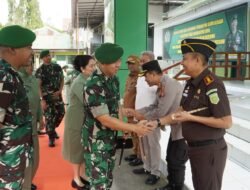 Berkunjung ke Kodim 1406/Wajo, Danrem 141/Tp Brigjen TNI Andre Clift Rumbayan Serahkan Sembako Kepada Warakawuri dan Kaum Dhuafa