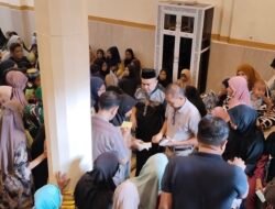 Berharap Keberkahan Dari Allah SWT, Pengurus Masjid At Taubah Bagikan Santunan