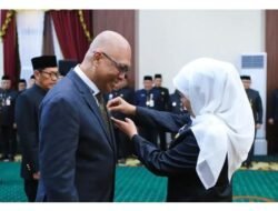 Ketua Umum PWI Pusat Akhmad Munir Terima Lencana Kehormatan “Jer Basuki Mawa Beya” dari Gubernur Jatim