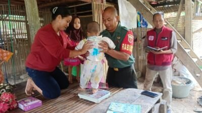 Babinsa Koramil 1406-08/Sabbangparu Dampingi Kegiatan Posyandu di Desa Bentenglompoe