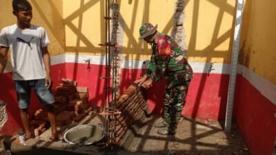 Babinsa Koramil 1406-08/Sabbangparu Bantu Pembangunan Fasilitas Sekolah di Desa Ugi