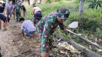 Koramil 1406-02/Tanasitolo Gelar Karya Bhakti Pembersihan Bahu Jalan dan Selokan di Desa Ujunge