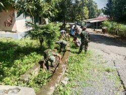 Koramil 1406-07/Takkalalla Gelar Karya Bhakti Bersihkan Saluran Air di Kelurahan Peneki