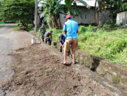 Koramil 1406-07/Takkalalla Gelar Karya Bhakti Bersihkan Saluran Air di Kelurahan Peneki