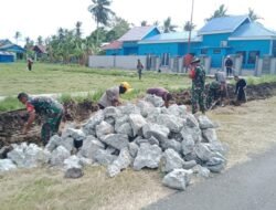 Koramil 1406-09/Sajoanging Gelar Karya Bhakti Penggalian Parit dan Pembersihan Lapangan Sepak Bola