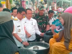 Pasi Pers Kodim 1406 Wajo Bersama Pemkab dan TPID Pantau Harga dan Stok Bahan Pokok Jelang Natal dan Tahun Baru