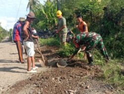 Babinsa Koramil 1406-10/Pitumpanua Laksanakan Karya Bakti Perbaikan Jalan di Desa Kompong