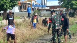 Koramil 1406-01/Tempe Gelar Karya Bhakti Pembersihan Talut dan Got di Kelurahan Salomenraleng