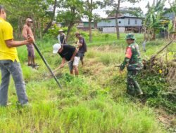 Babinsa Koramil 1406-02/Tanasitolo Laksanakan Karya Bakti Pembersihan Got dan Jalan Umum