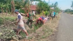 Koramil 1406-06/Pammana Rutin Gelar Karya Bhakti Pembersihan Saluran Air Bersama Masyarakat