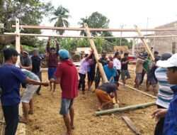 Babinsa Koramil 1406-10/Pitumpanua Laksanakan Gotong Royong Pendirian Rumah Warga