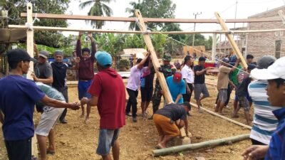 Babinsa Koramil 1406-10/Pitumpanua Laksanakan Gotong Royong Pendirian Rumah Warga