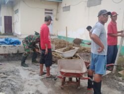 Koramil 1406-09/Sajoanging Gelar Karya Bakti Pembersihan Parit dan Lingkungan Masjid Nurul Iman