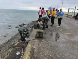 Koramil 1406-10/Pitumpanua Gelar Karya Bhakti Pembersihan Pantai Bersama Dishub dan Saka Kartika Wajo